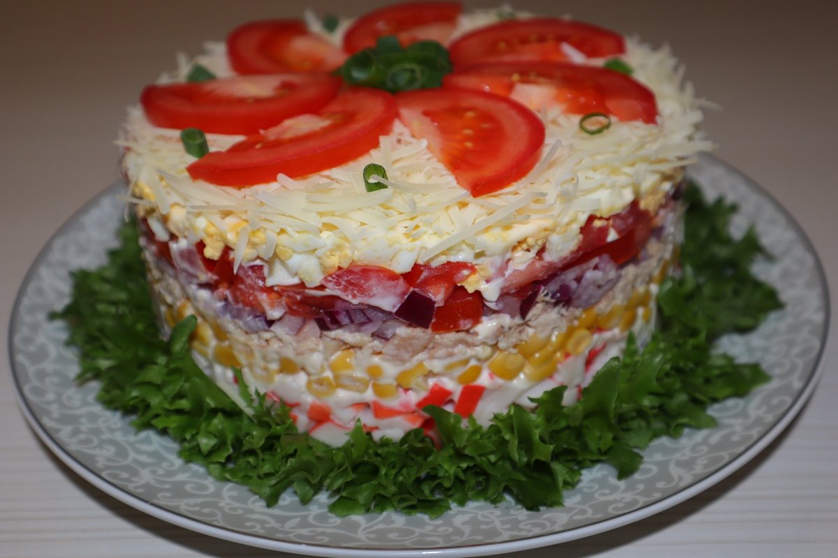 Салат с копчёной курицей черносливом и шампиньонами