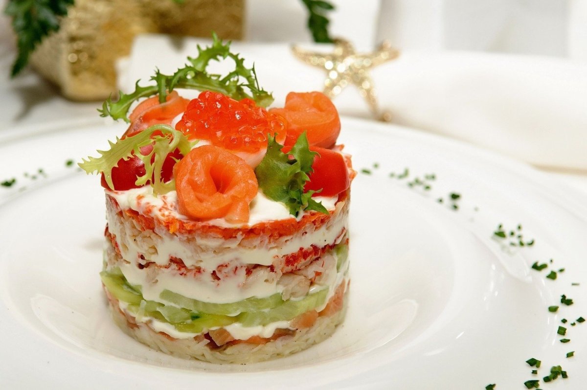 Салат торт с курицей и грибами