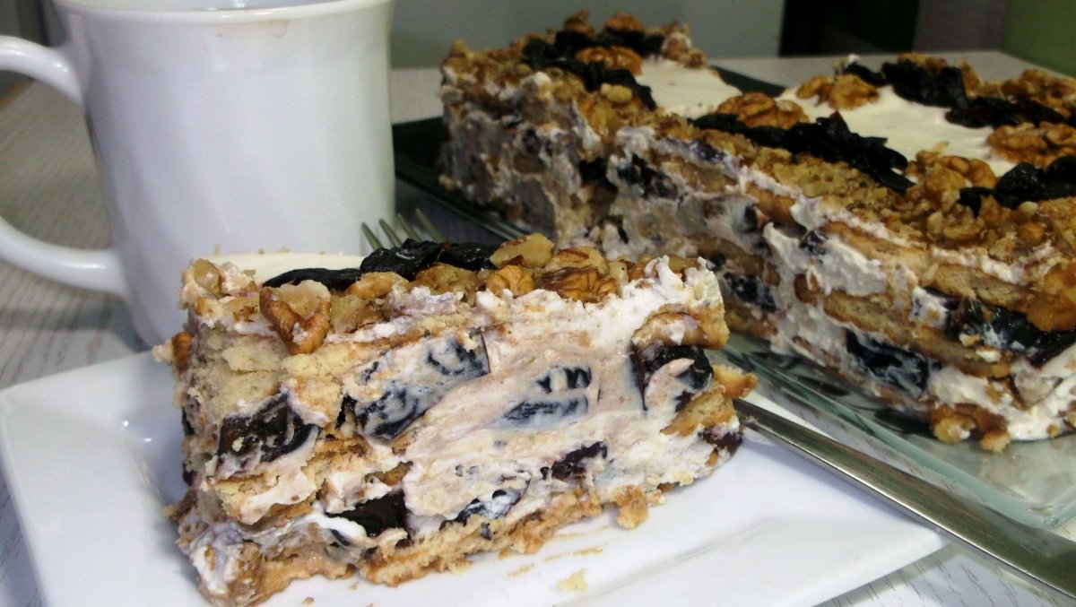 Торт безе с черносливом и орехами