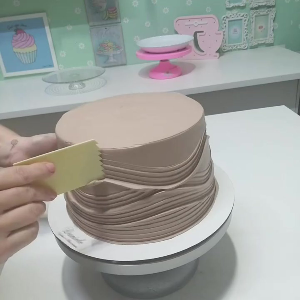 Волны на торте шпателем
