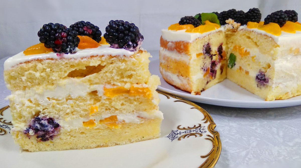 Бисквит с заварным кремом и фруктами