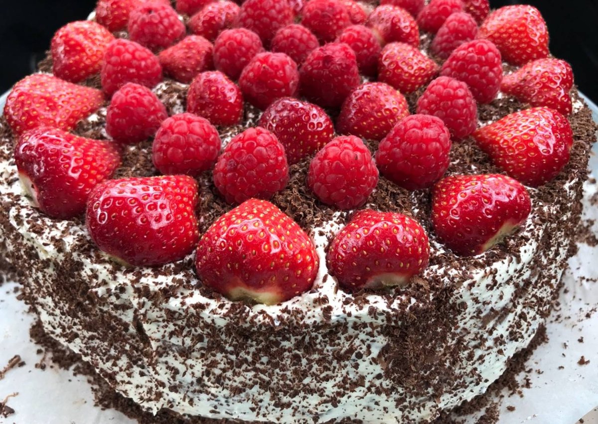 Украшение торта ананасами и клубникой