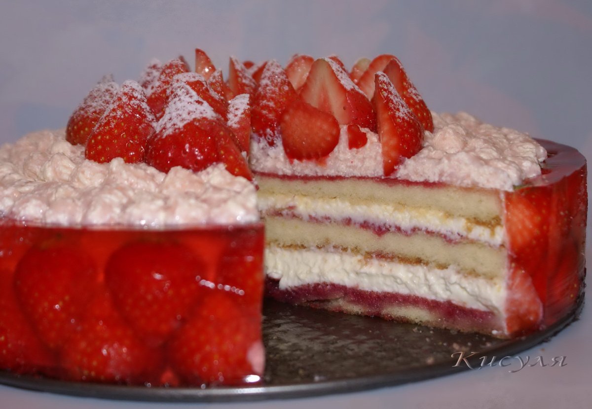 Торт с кремом и ягодами