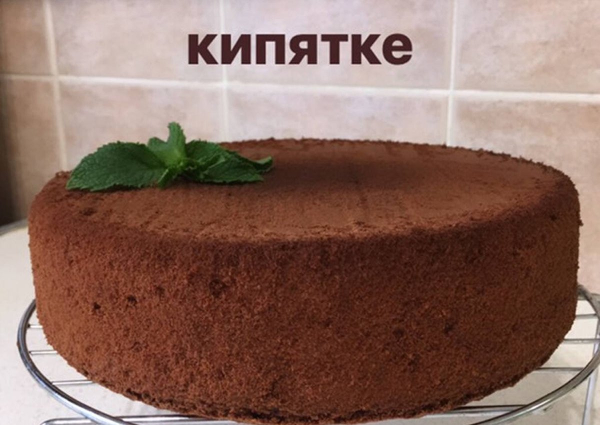 Торт с вишневым конфи