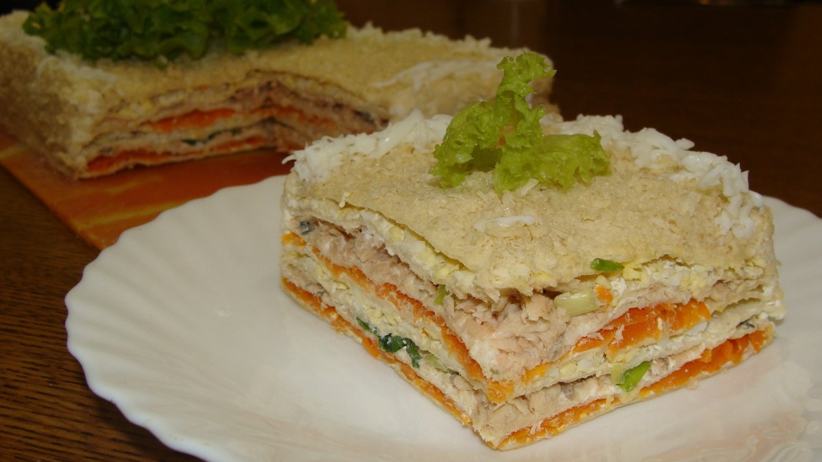 Салат с вафельными коржами
