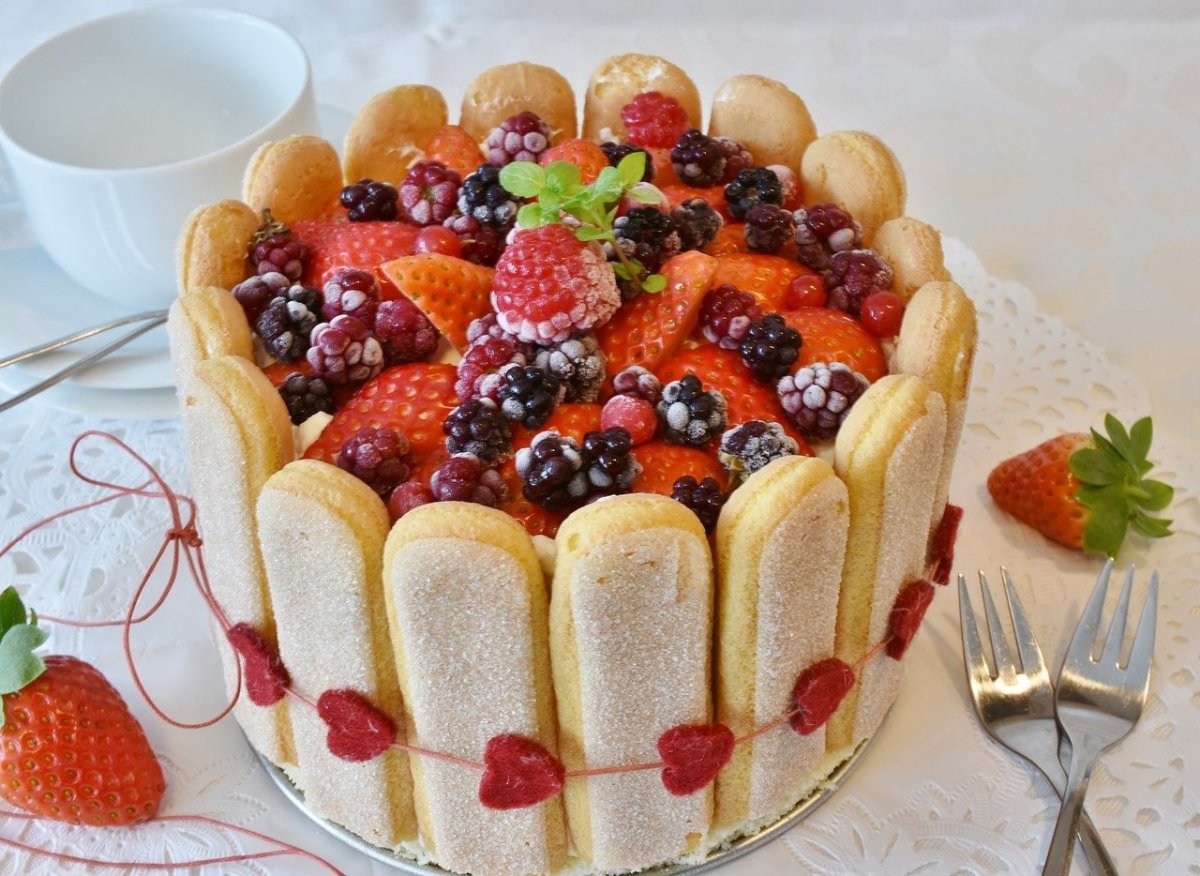 Сметанный торт с клубникой