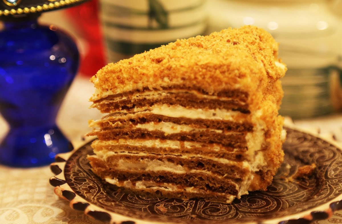 Торт медовик с пчелками