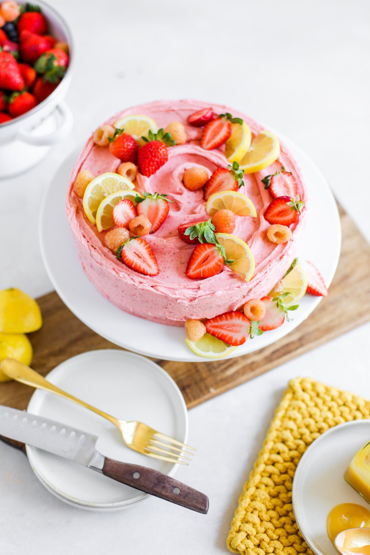 Украшение торта персиками и клубникой