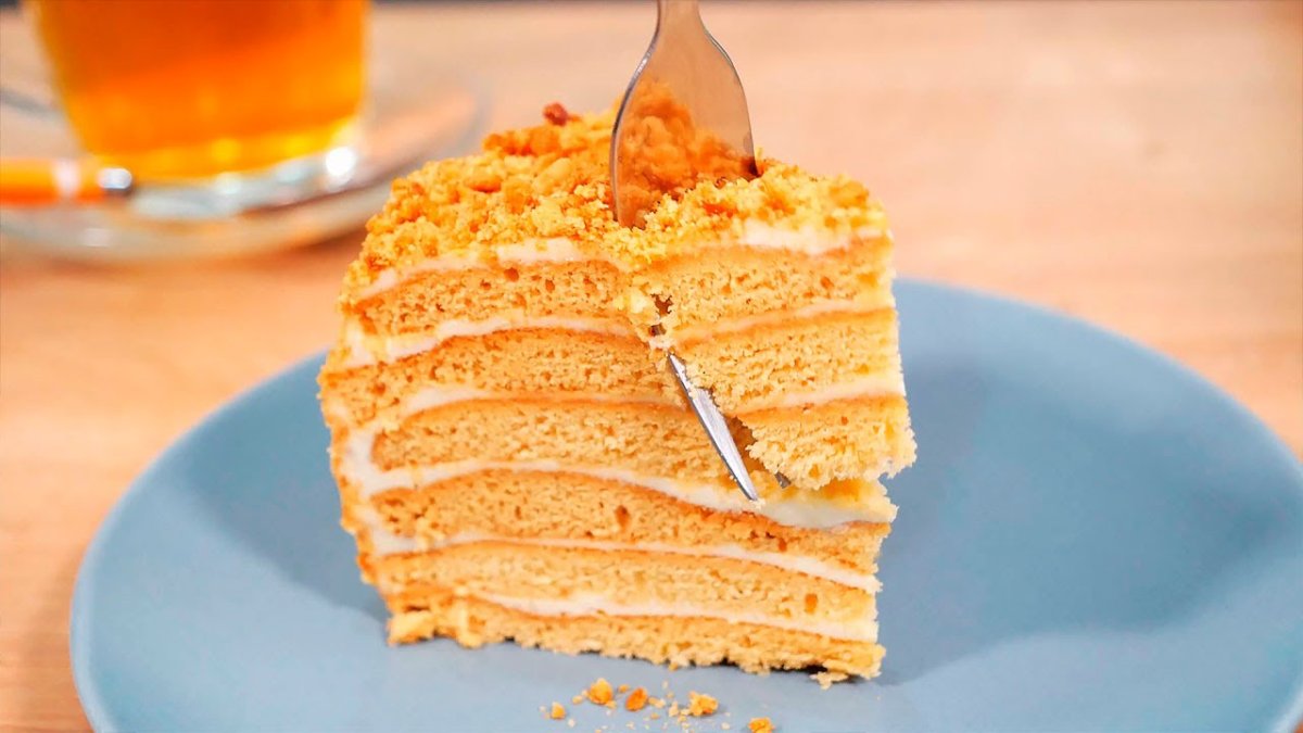 Королевский медовик с черносливом и орехами
