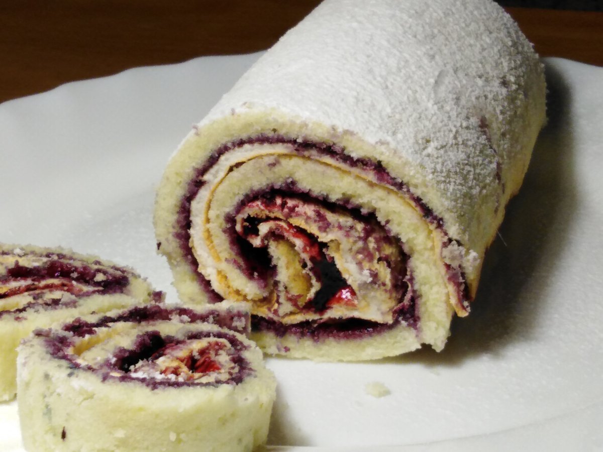 Меренговый рулет с брусникой