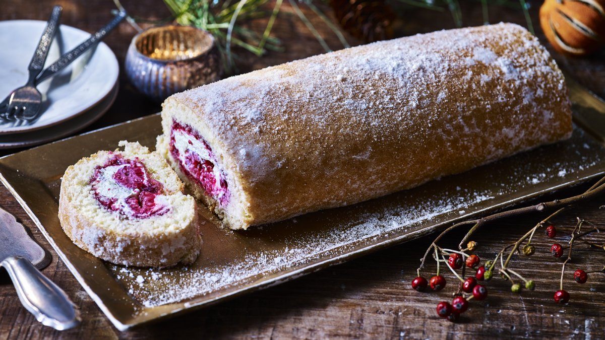 Меренговый рулет с малиной