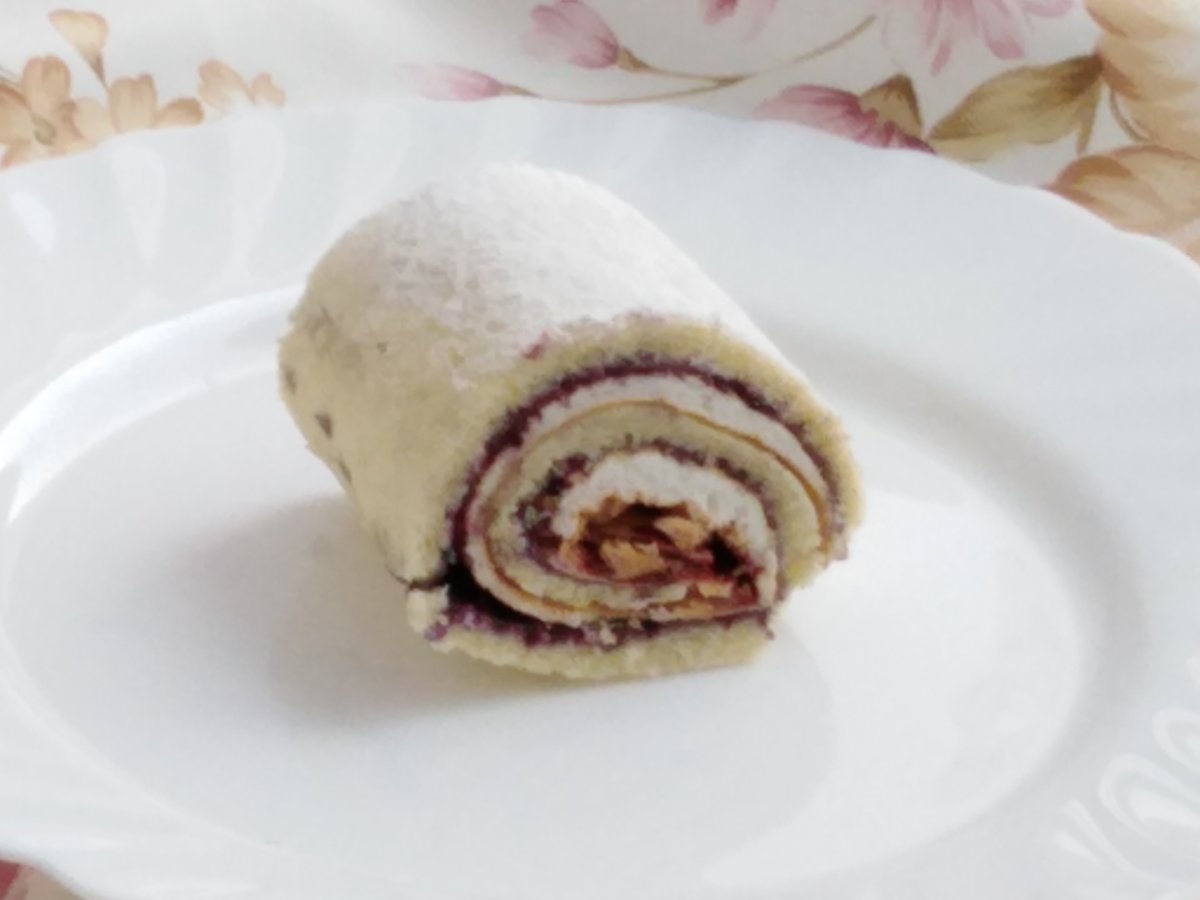 Меренговый рулет с малиной и фисташками