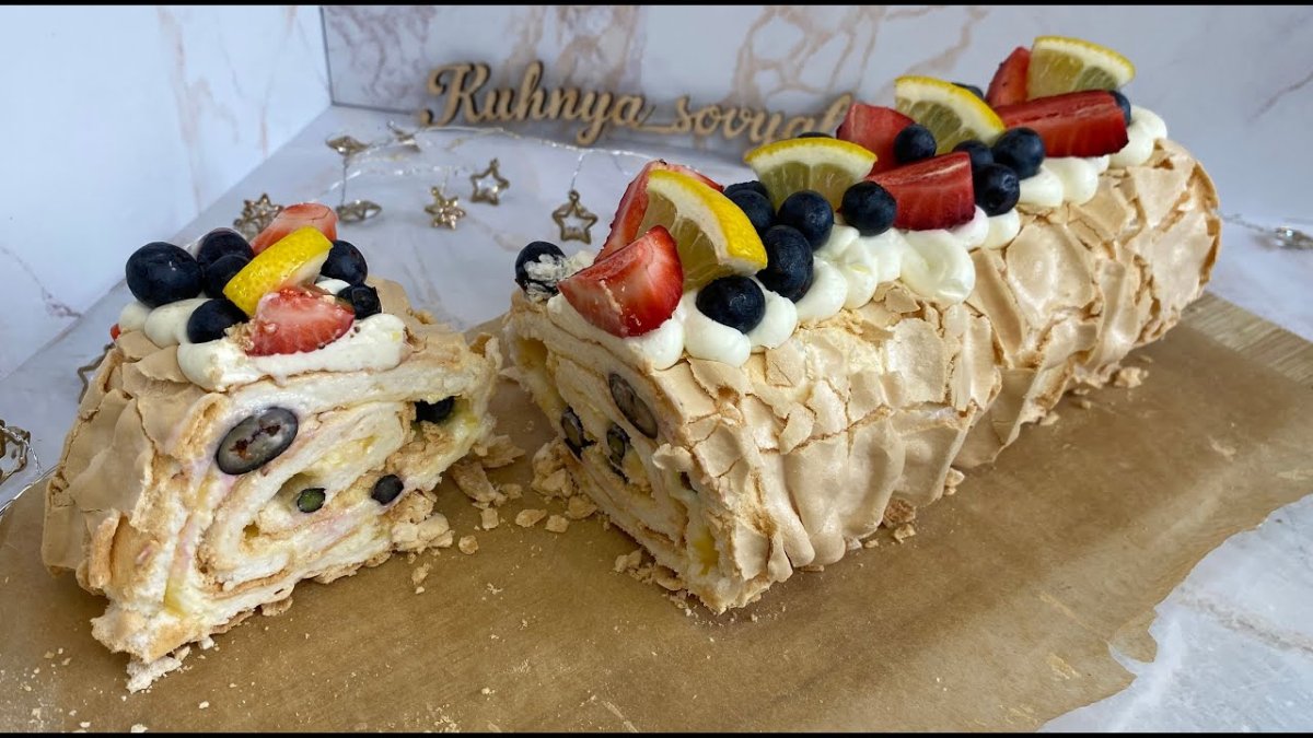 Меренговый рулет с малиной и фисташками