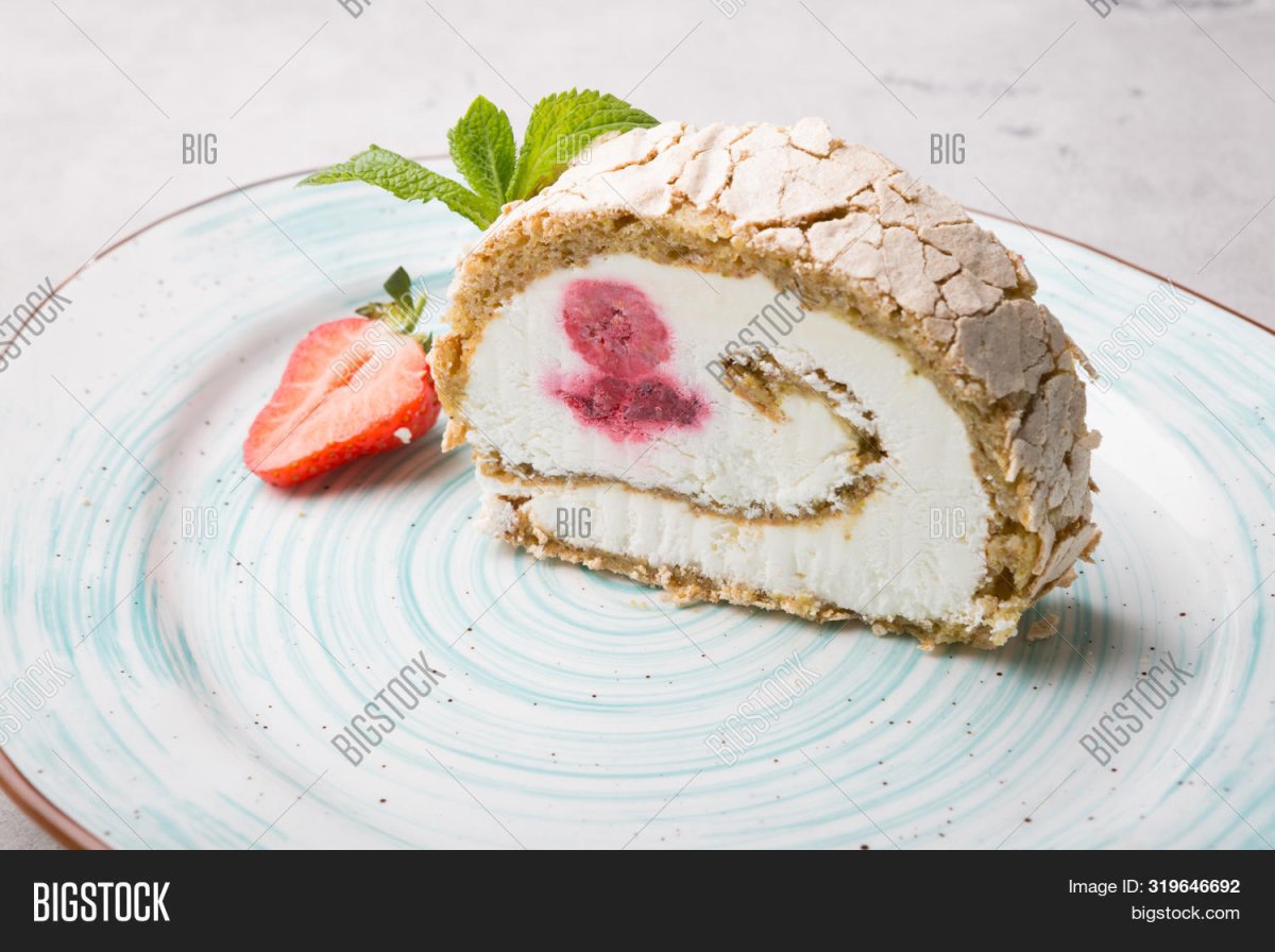 Рулет клубничный