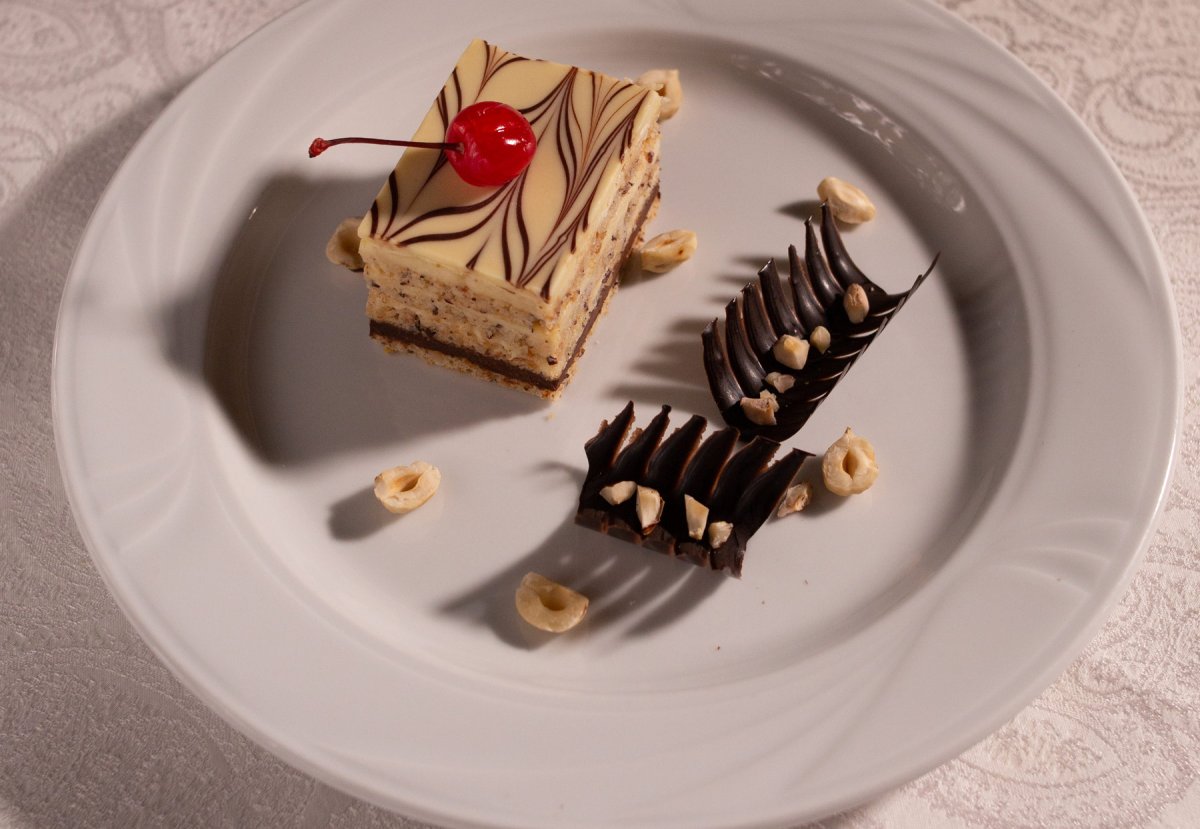 Брауни с карамелью и фундуком