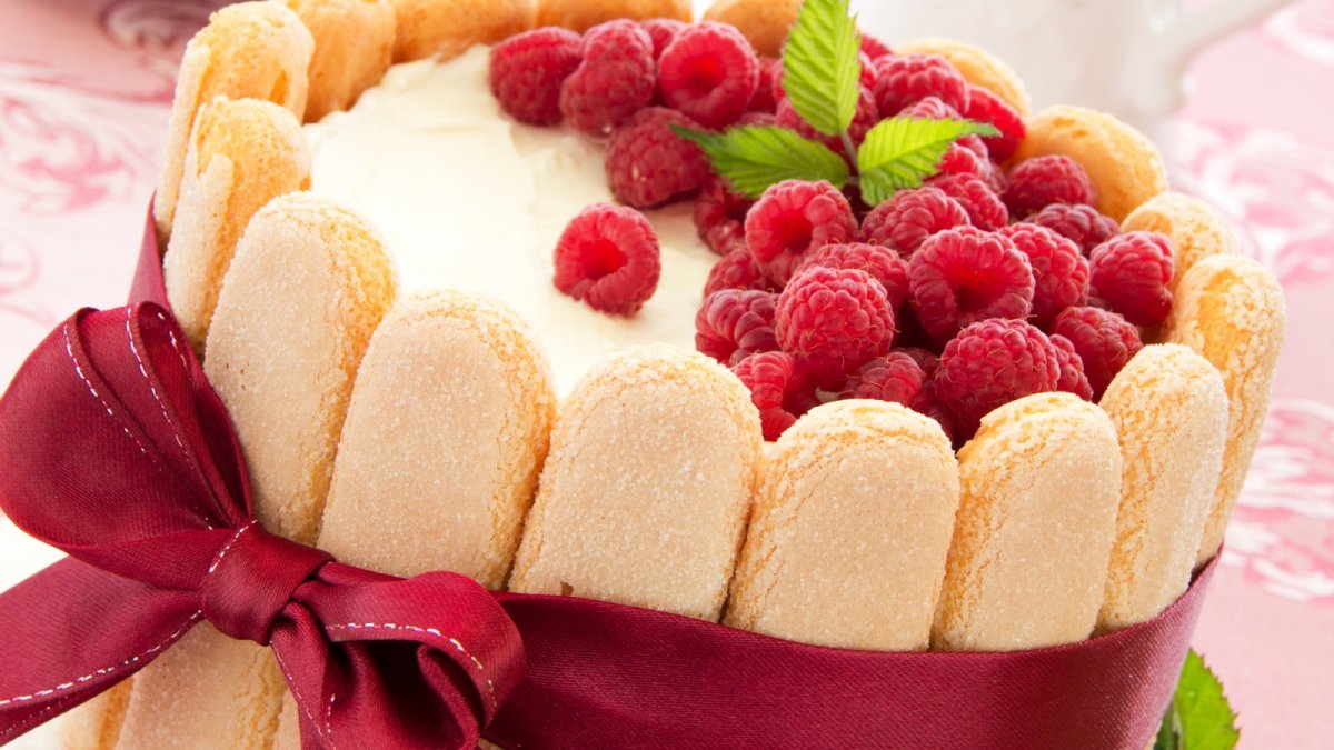 Шоколадный торт с малиной и клубникой