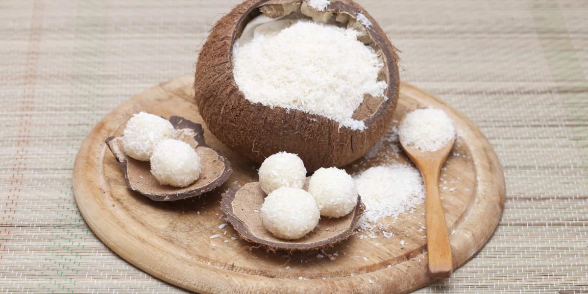 Финиковые конфеты с кокосовой стружкой