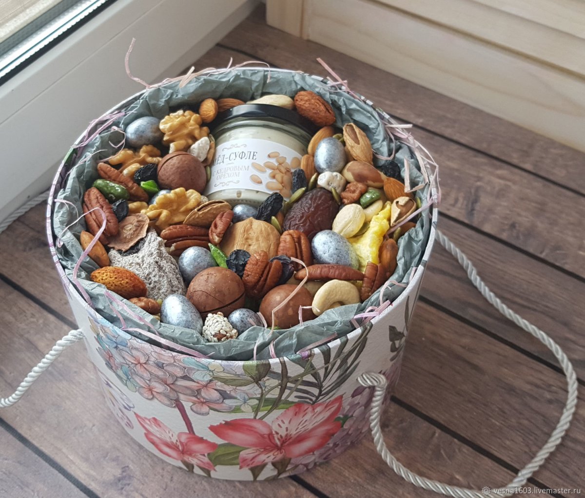 Коробки с сухофруктами и орехами