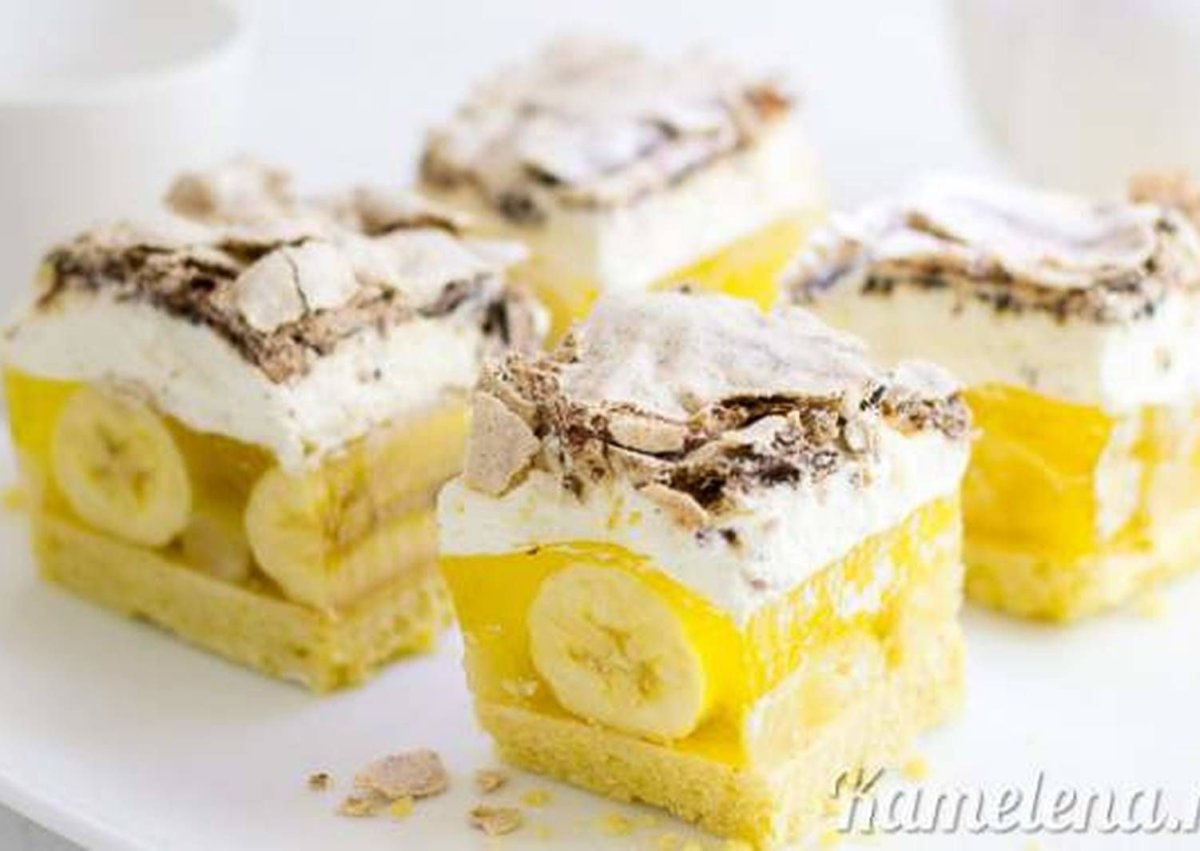 Украшение торта ананасами и клубникой
