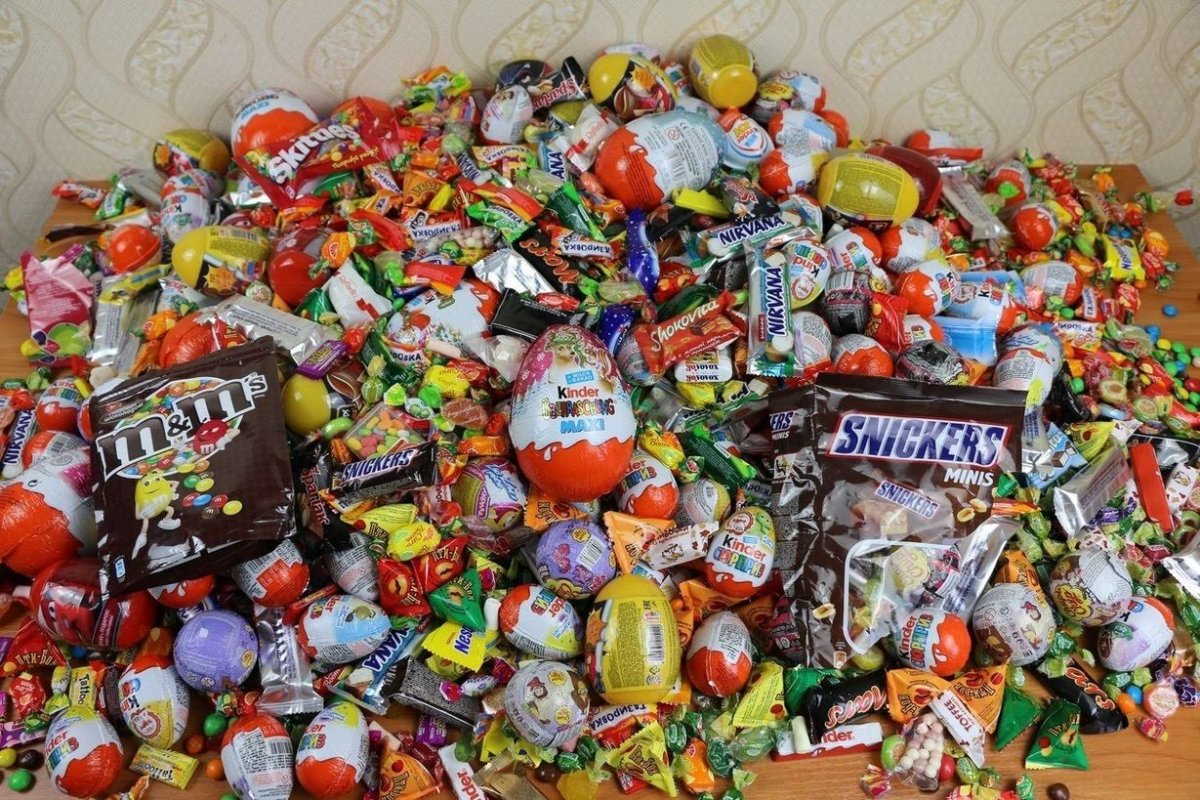 Очень много конфет и сладостей