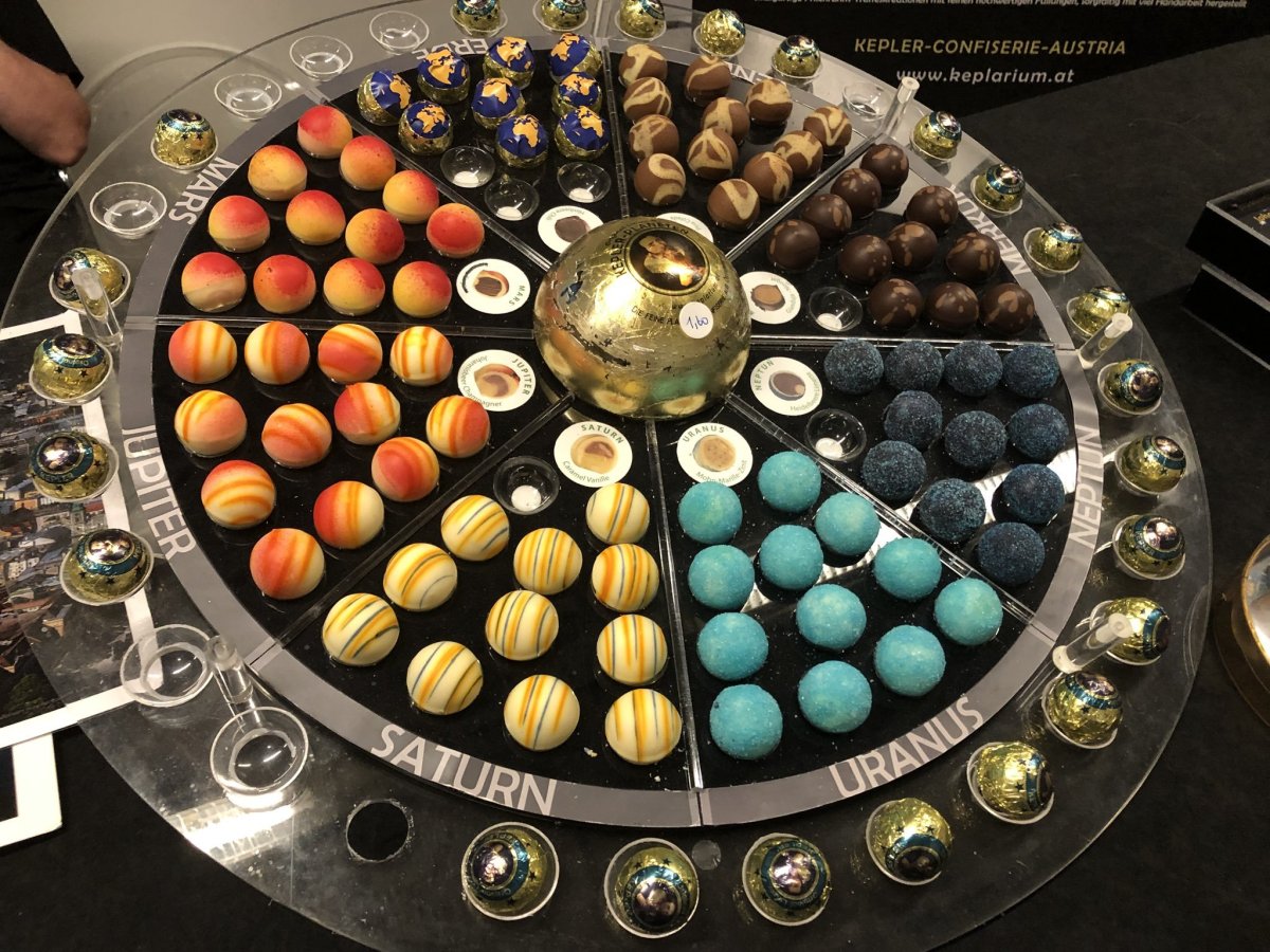 Шоколадные конфеты космос