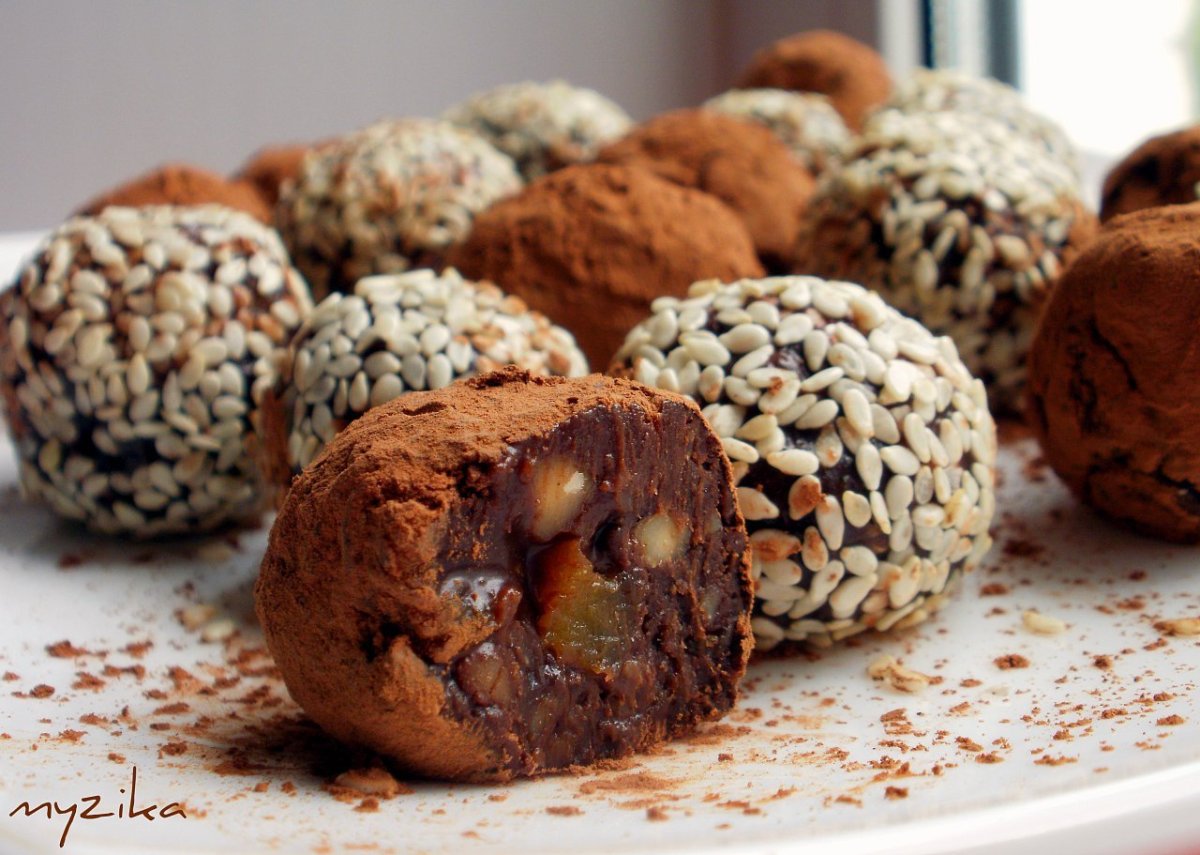 Конфеты из кураги в кокосовой стружке и кунжуте