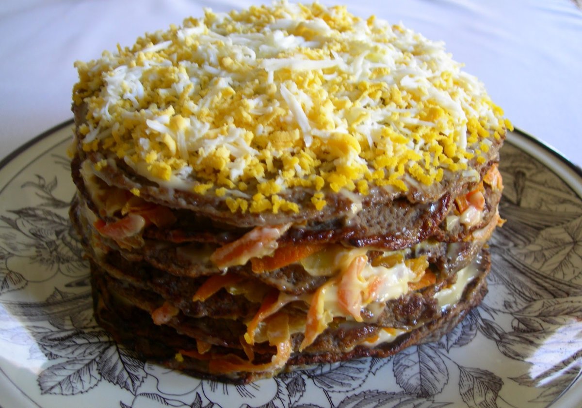 Торт печёночный из куриной печени с морковью и луком