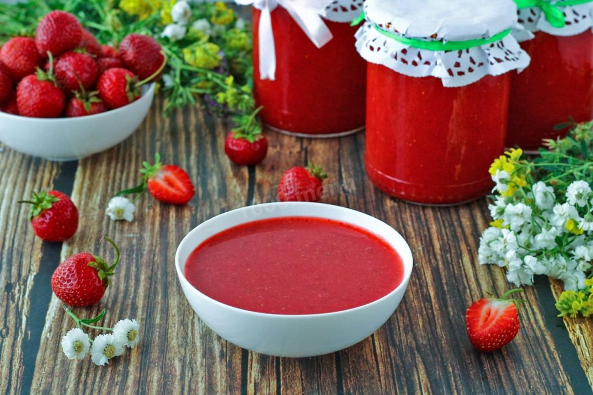 Украшение торта розами и клубникой