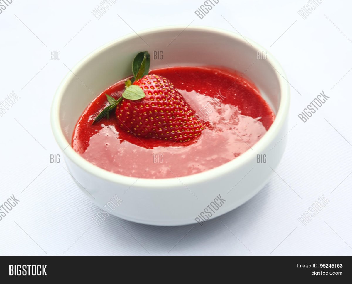 Украшение пирожных клубникой