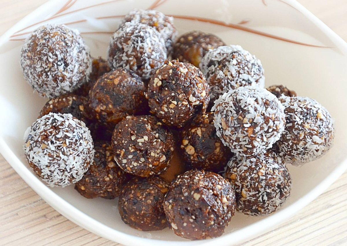 Конфеты из фиников и кокосовой стружки в коробке
