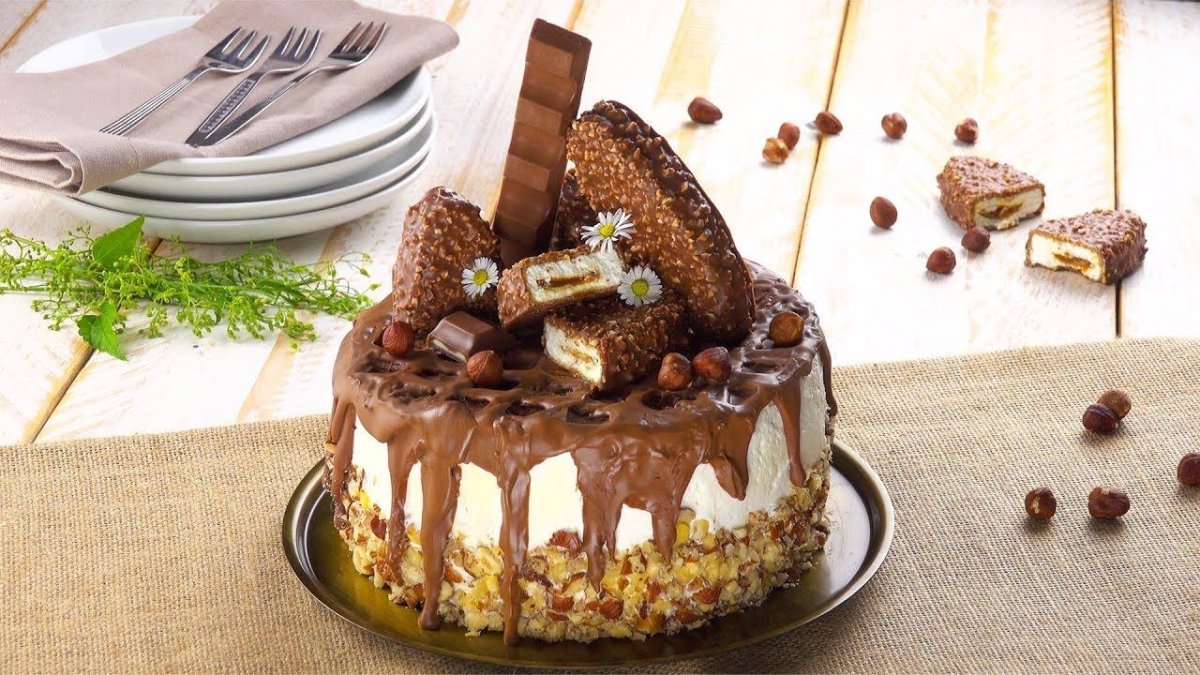 Торт с киндерами и шоколадками