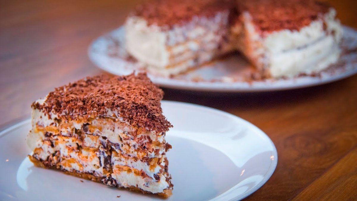 Karamelowo-orzechowy tort bezowy