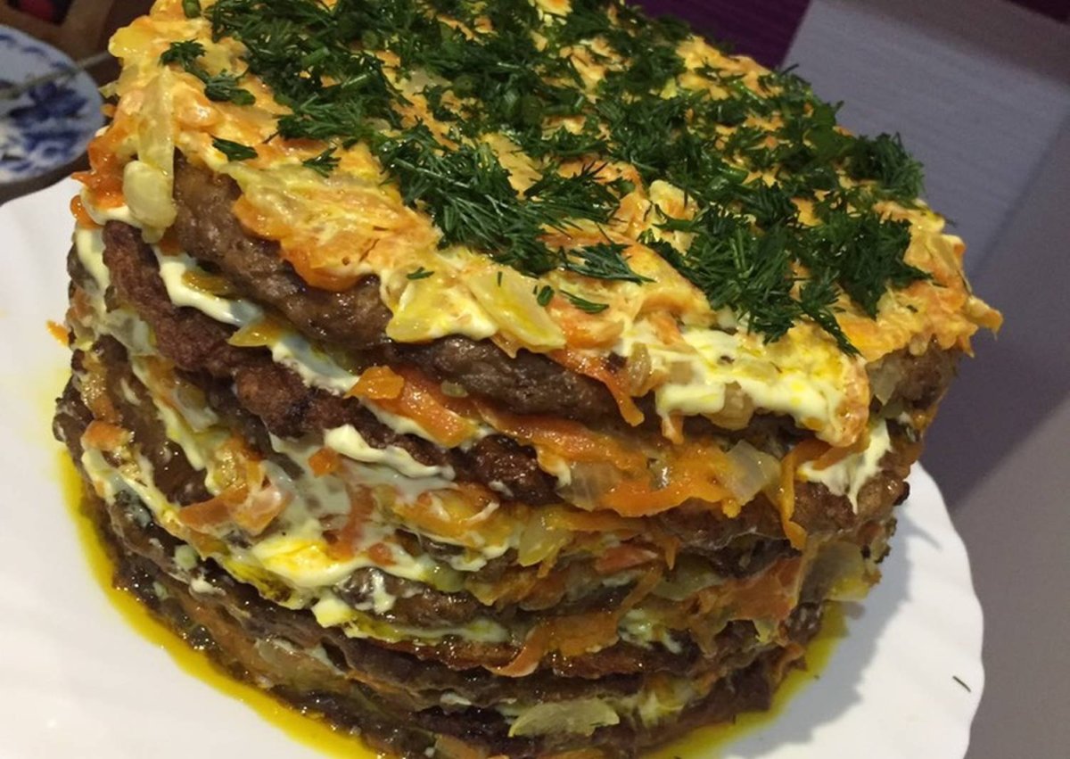Печёночный торт с грибами луком и морковью