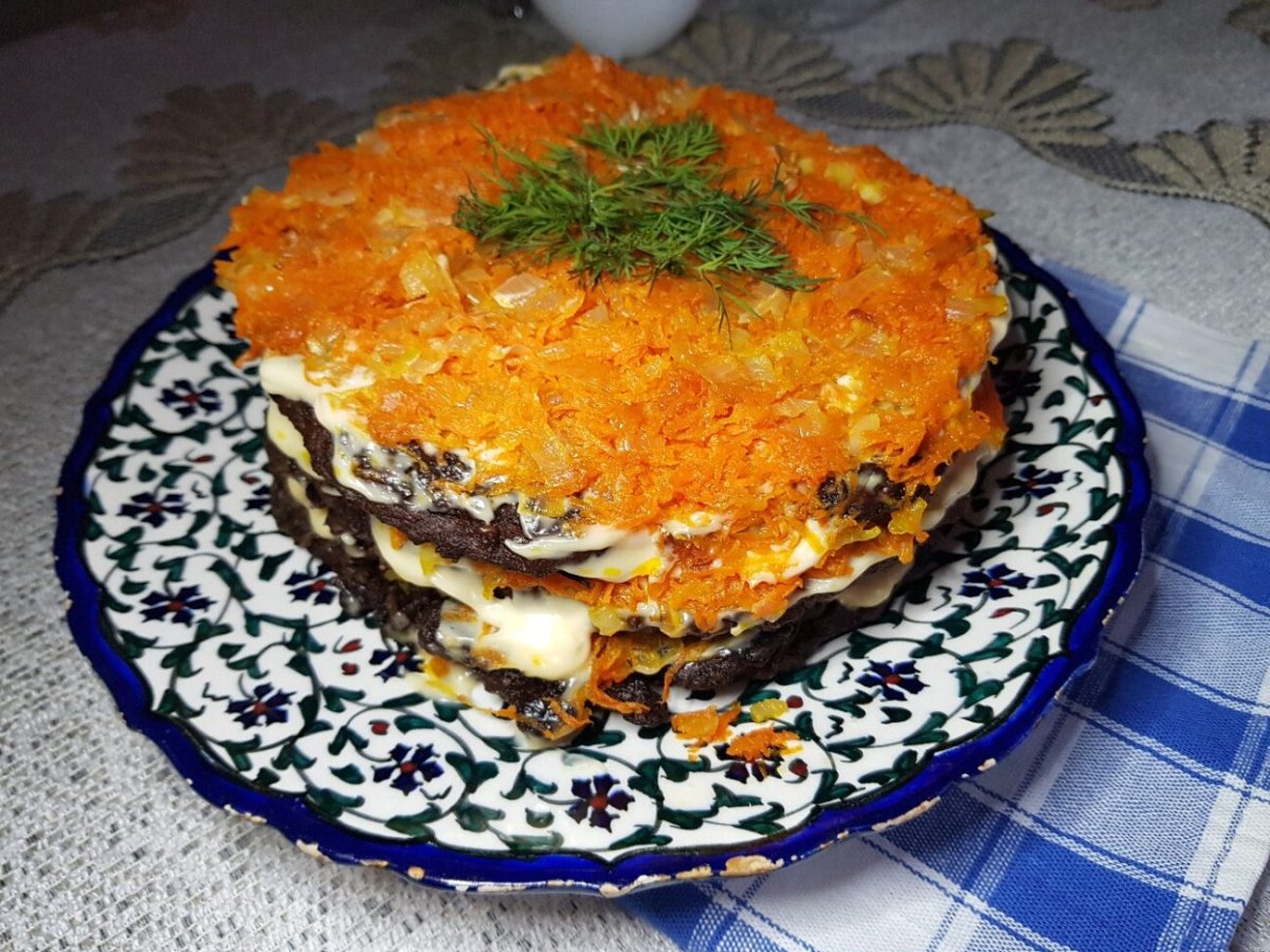 Печеночный торт с яйцом и морковью