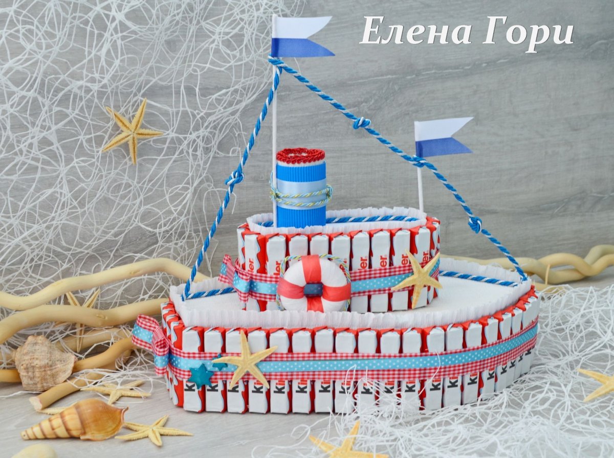 Парусник из конфет