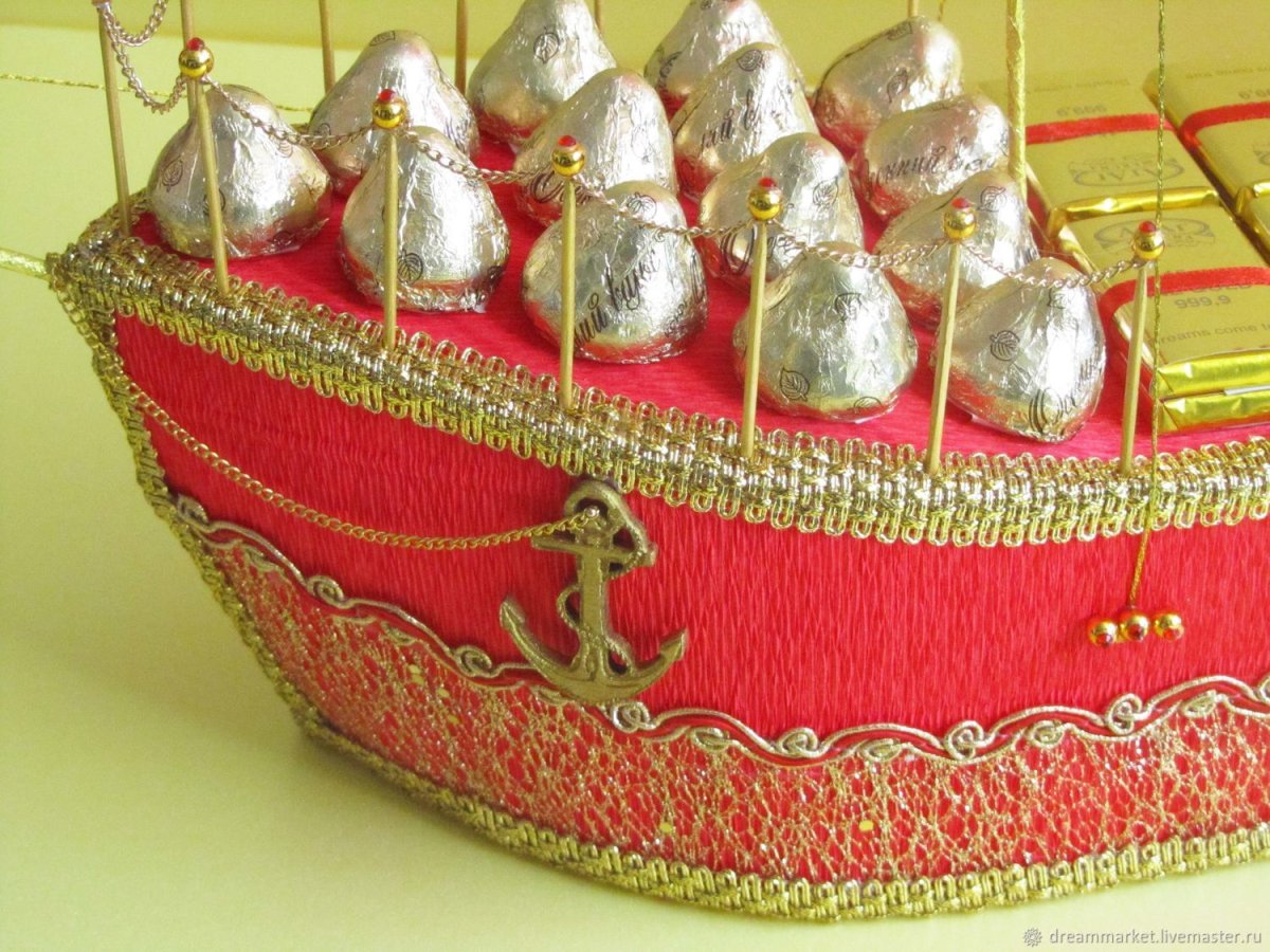 Маленький кораблик из конфеты