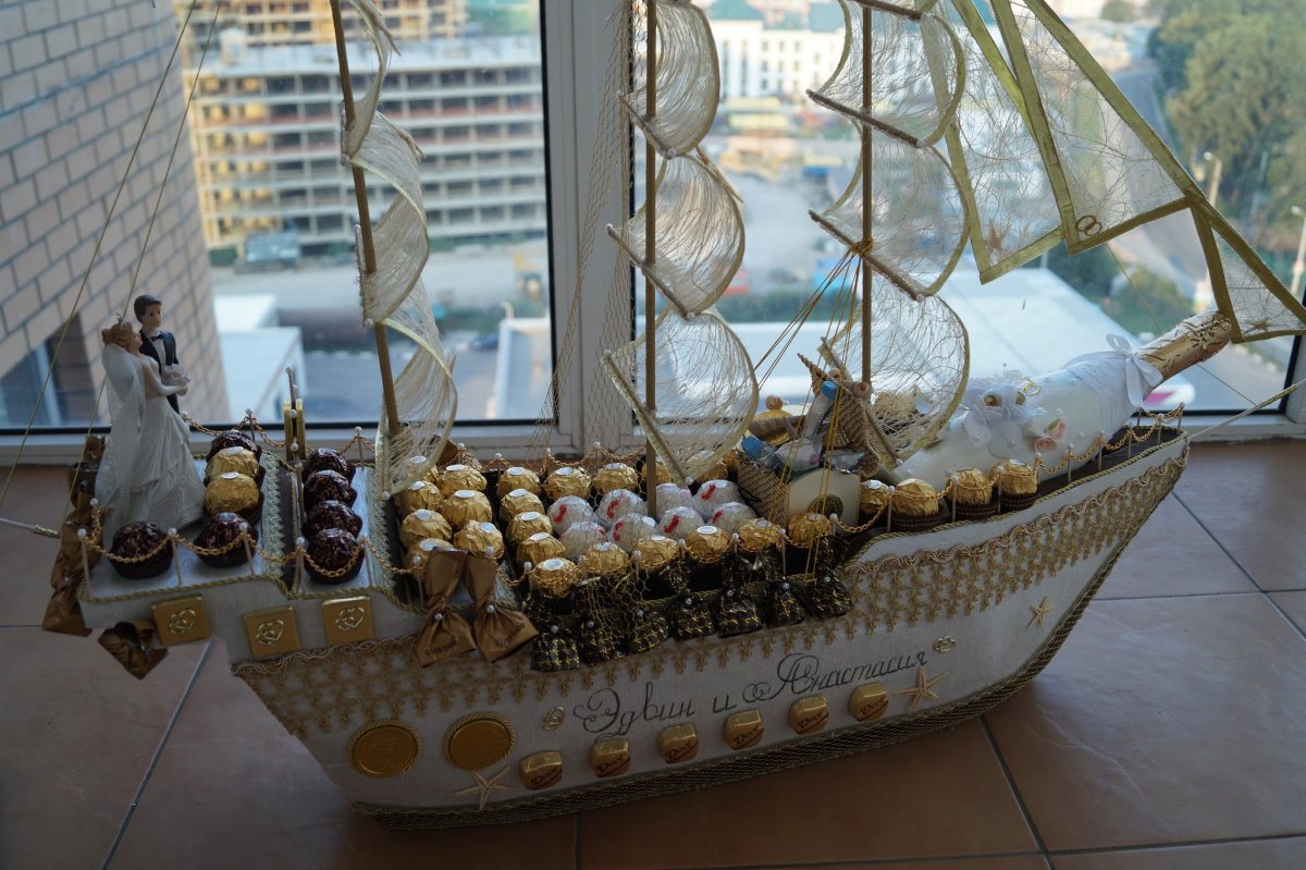 Подарки из конфет корабль