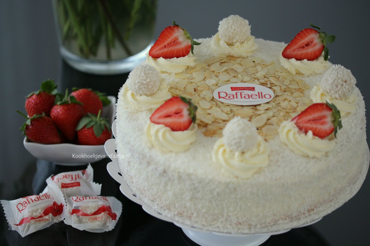 Торт с клубникой и творожным кремом