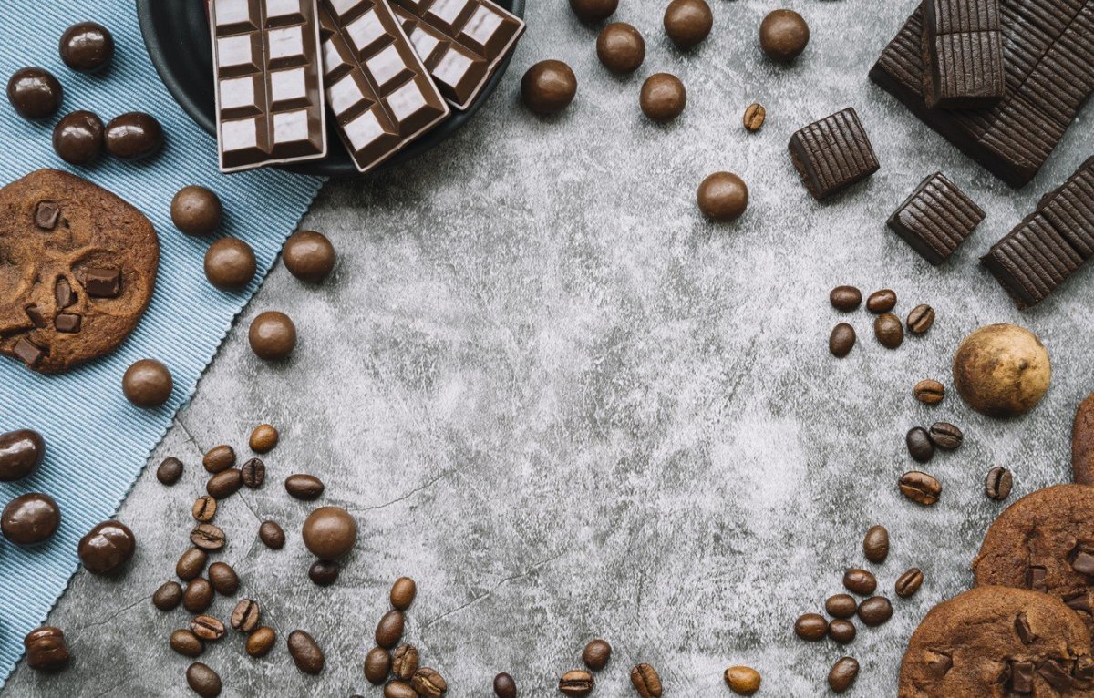 Фон с конфетами и цветами