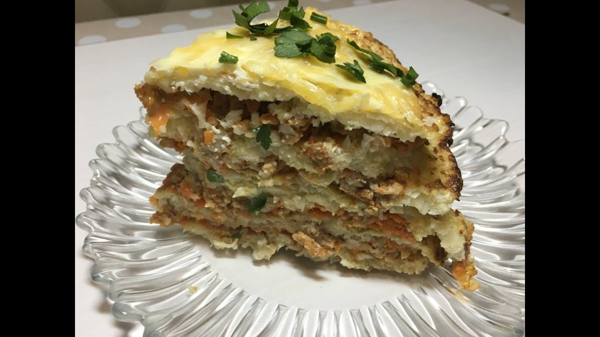 Закусочный блинный торт с шпротами