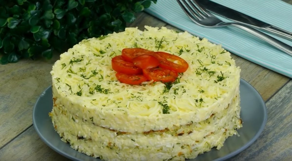 Салат суши слоями с красной рыбой и нори