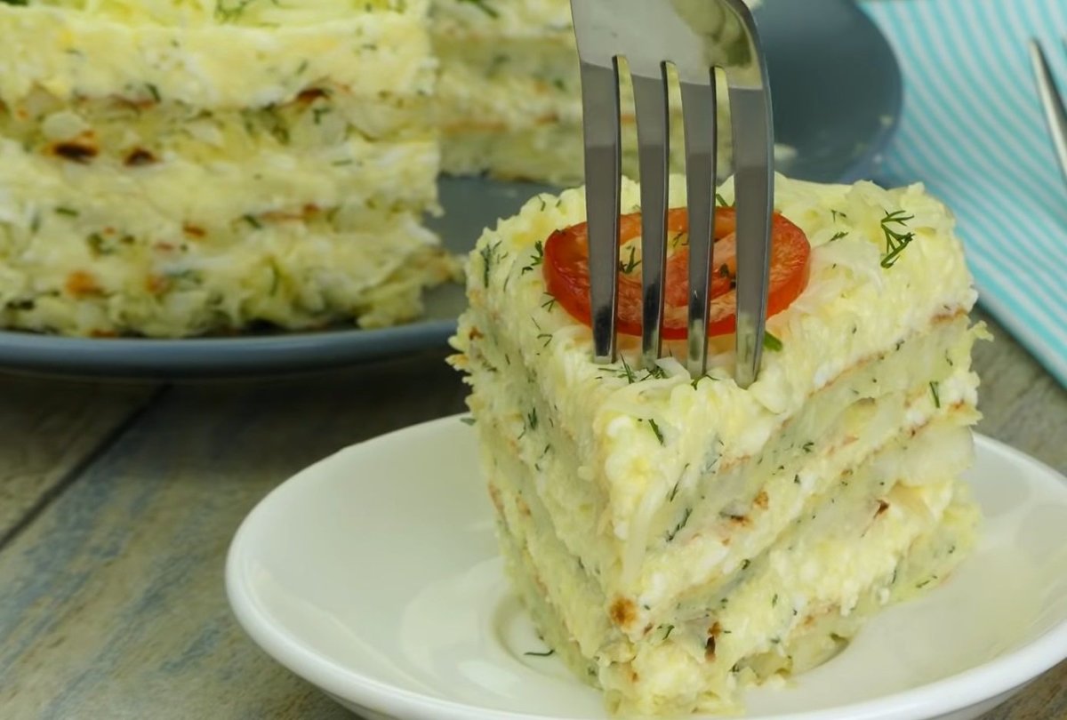 Кабачковый торт с помидорами и чесноком