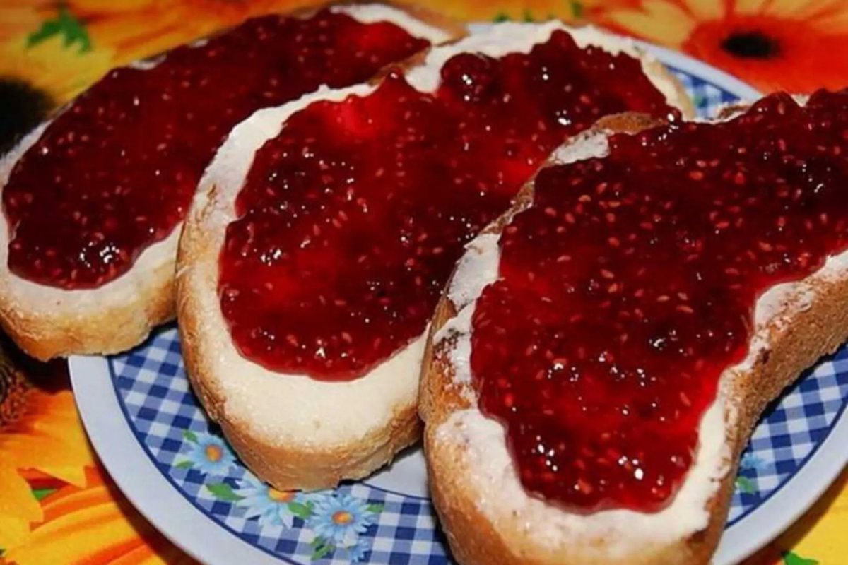 Хлеб с маслом и вареньем