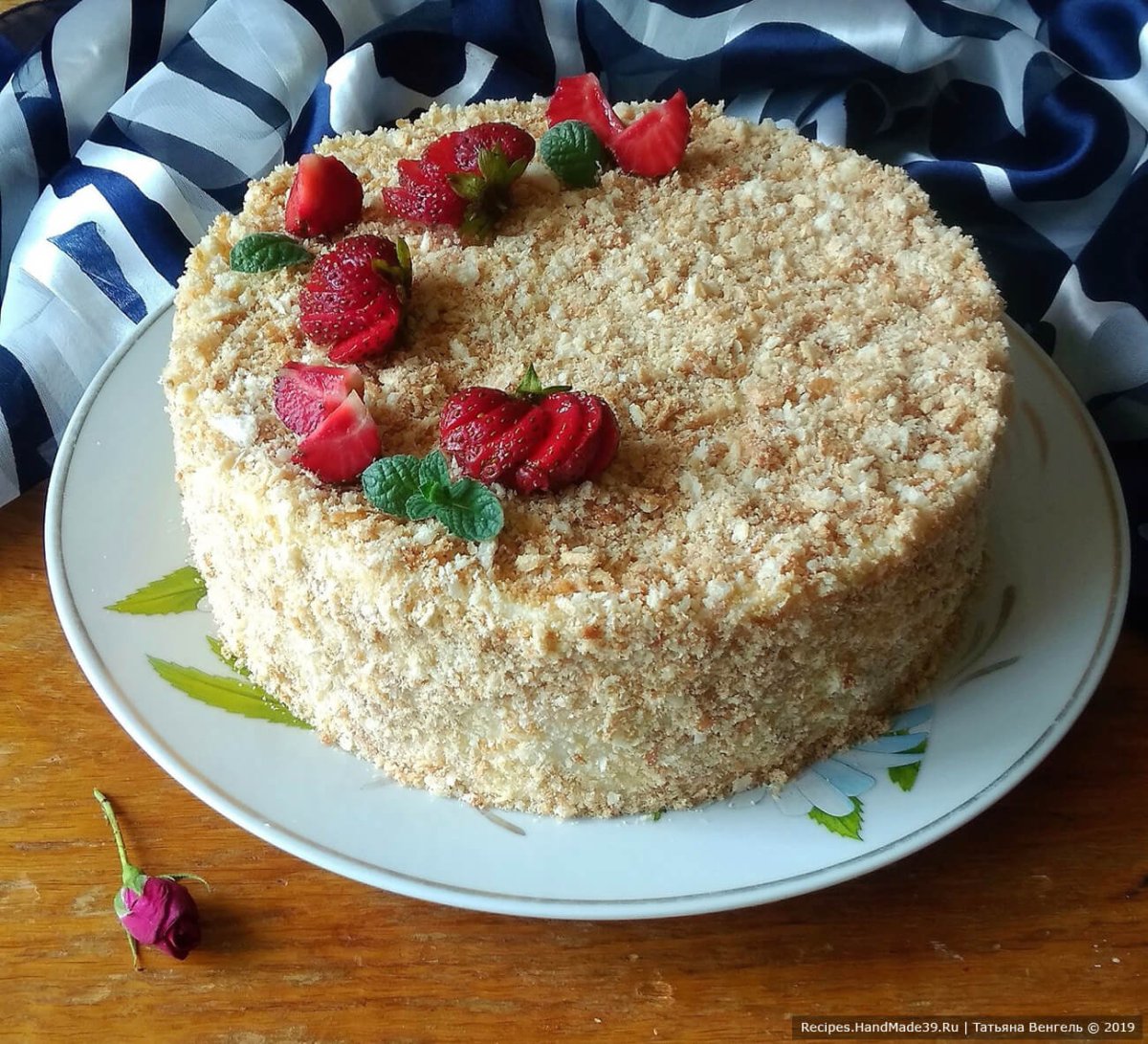 Украшение торта крошкой