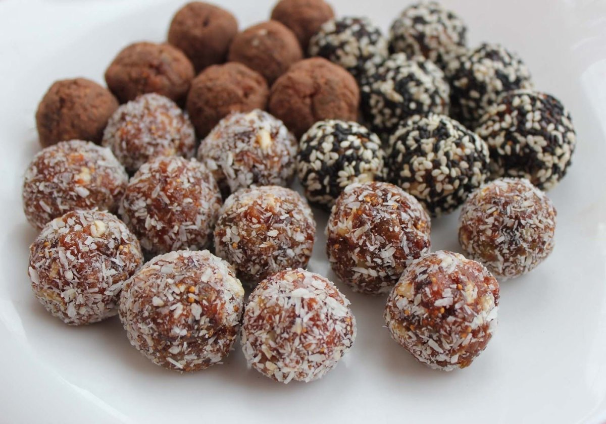 Финиковые конфеты с кокосовой стружкой