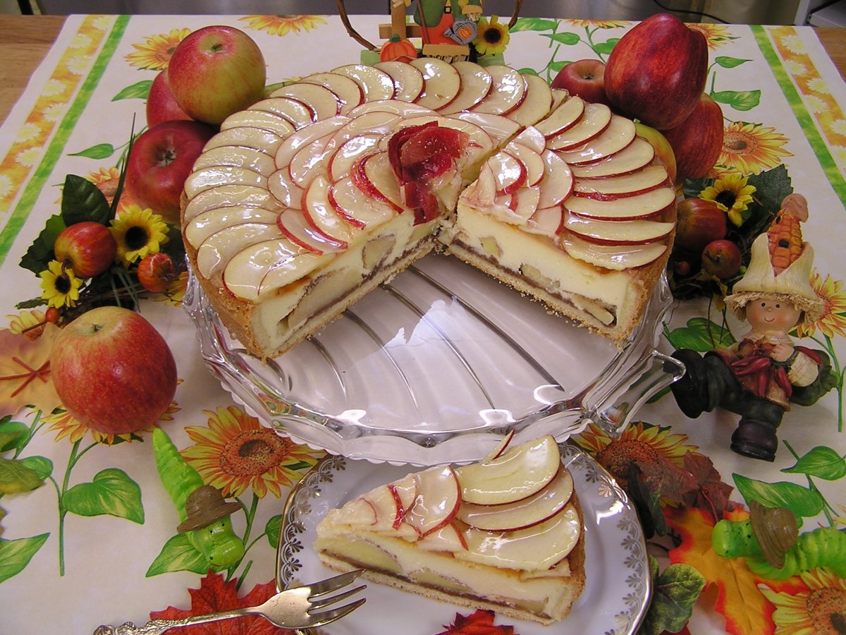 Яблочный торт с карамельным баварским муссом