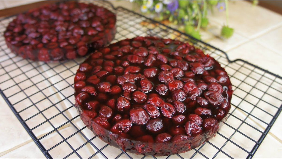 Торт с маком и вишней