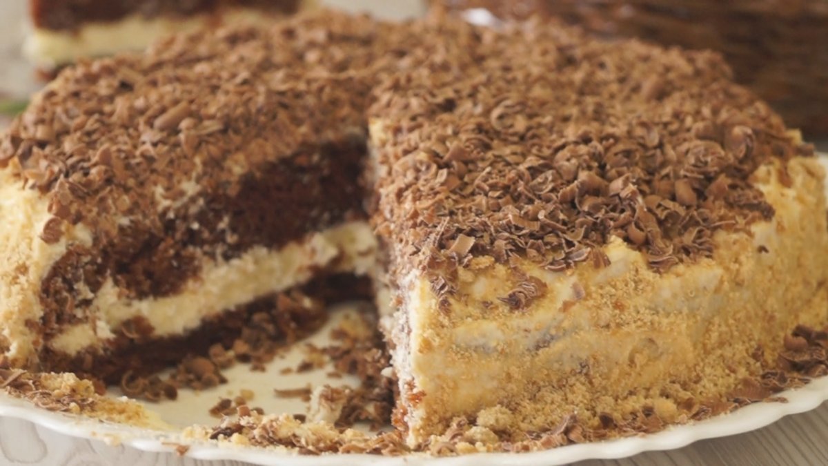 Черный кусок торта на белом фоне