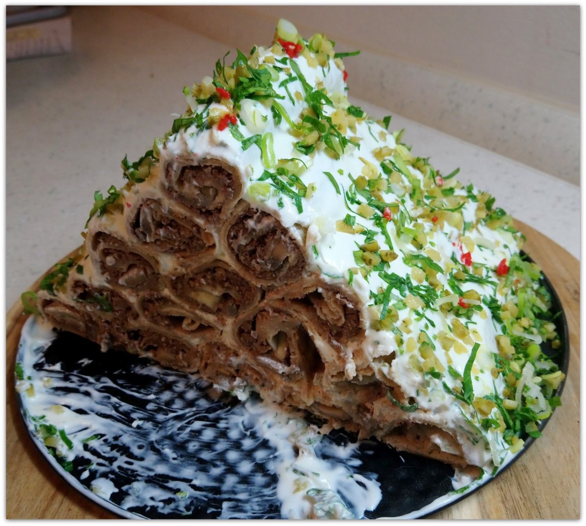 Печёночный торт с сыром и чесноком