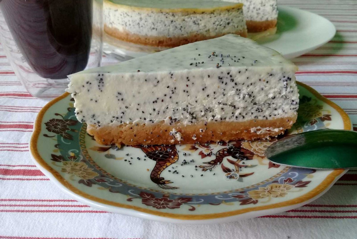Маковый торт в ресторане